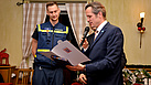 © thw offenbach - Stefan Schlicke erhält die Auszeichnung für 10 Jahre im Katastrophenschutz Hessen